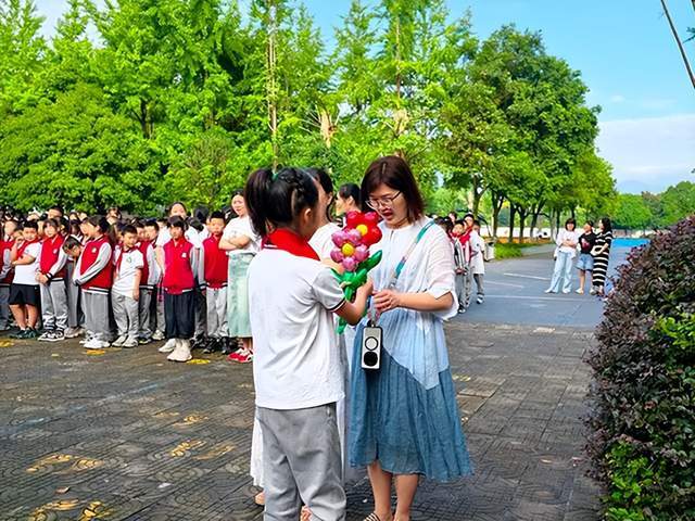 恩润心田 礼赞颂园丁AG真人国际网站师(图2)