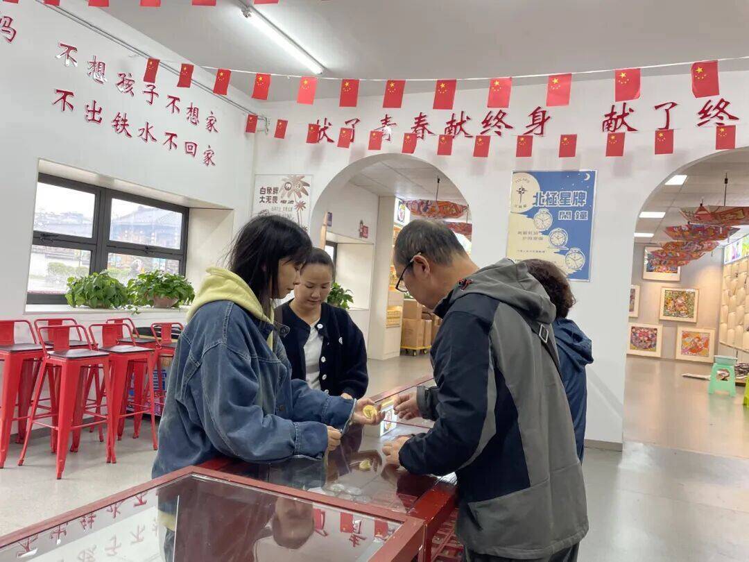 创意点亮文化 “双节”潮礼热销AG真人国际网站凉都文创店：(图1)