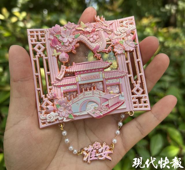 瓷！淮安好物凭“版权”闯世界AG真人国际网站冰箱贴亮晶(图2)