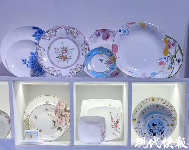 瓷！淮安好物凭“版权”闯世界AG真人国际网站冰箱贴亮晶(图3)